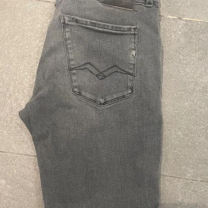 Gråa Replay jeans - Använda knappt något. Storleken på jeansen är W30 L34, slim fit. Finns inga defekter med jeansen och dom är i princip i nyskick. Hör självklart av vid frågor.