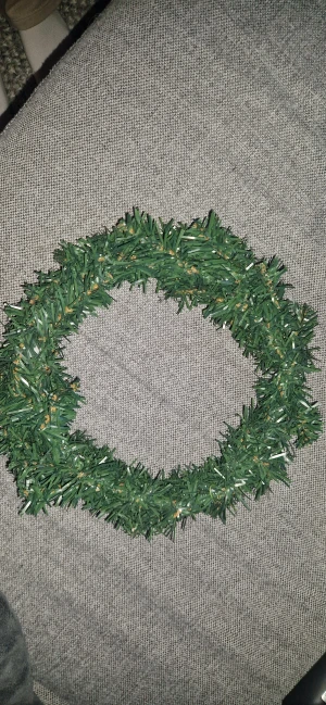 Julkrans diy - Fin och naturtrogen konstgjord krans, perfekt för dörren eller väggen. Grenarna går enkelt att vika ut och forma precis som man vill (liknande en julgran). Kan dekoreras efter egen smak med kottar, bär eller ljusslingor. Återanvändbar år efter år! Inga defekter eller slitage