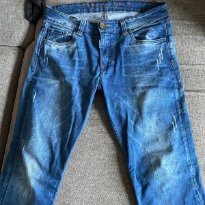 Damged jeans  - Säljer ett par Damaged jeans i bra skick. 