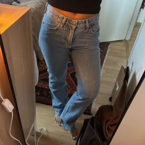 Mid waist jeans - Mid waist jeans från bikbok, endast använda 1 gång!! Strl 26 i midja och 30 i längd 🥰