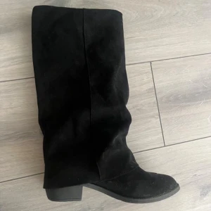 Svarta mockastövlar med låg klack - Säljer mina svarta boots då dom tyvärr är för stora för mig, använda en gång men i nyskick. Storlek 38, och förstora för mig som i vanliga fall har 36/37. 