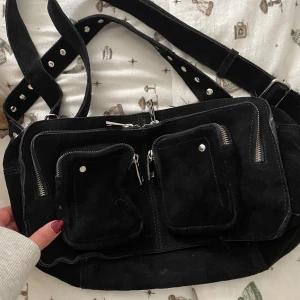 Svart mocka axelväska från NUNOO - Väska från nunoo som inte blivit använd på ett tag därutav säljer jag den! Köparen står för frakt! 