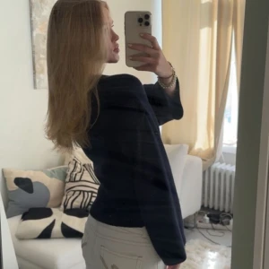 Mörkblå stickad tröja Gina Tricot XS - Mysig mörkblå stickad tröja från Gina Tricot i storlek XS. Tröjan har rund halsringning, ribbade muddar och lång ärm. Perfekt för lager-på-lager och chill dagar. Enkel och stilren modell som funkar till det mesta.