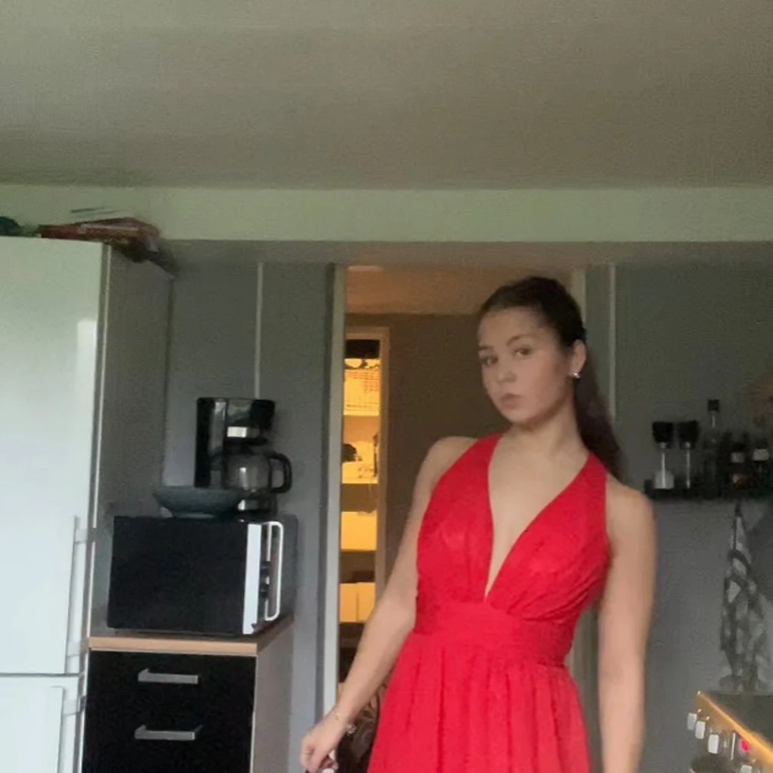 Röd långklänning med djup v-ringning - 2