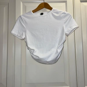 Vit topp - Säljer en fräsch vit topp. Använd enstaka gång. 