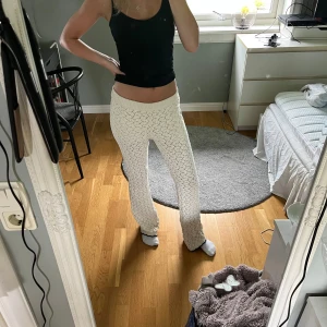 Virkade byxor Zara - Jäättte snygga virkade byxor med insydda shorts från Zara. Säljer då de inte kommit till användning, använt en kväll. Innerbenslängd: 81cm