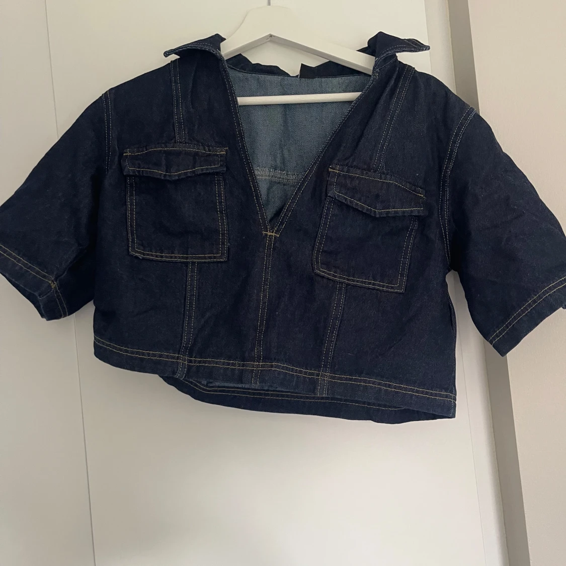 Mörkblå wide jeansbyxor med snörning och en matchande topp - 2