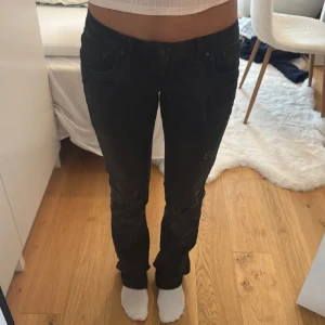 Svarta bootcut jeans från LTB - Nypris 679 kr. Snygga svarta jeans från LTB med bootcut passform. Jeansen har låg midja och är tillverkade i stretchigt denim. I färgen nattblå. Storlek w29 L34