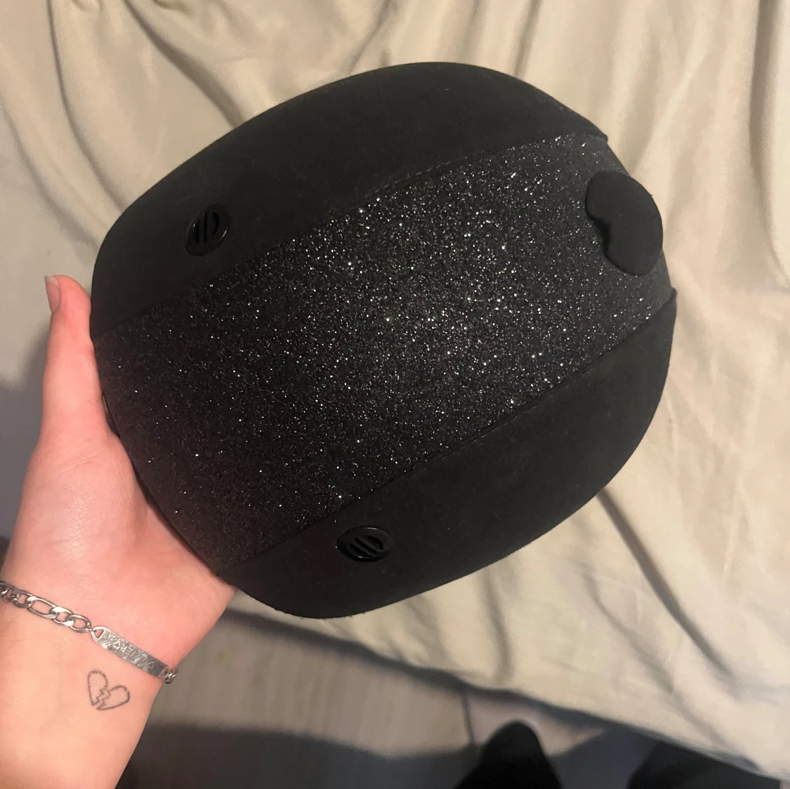 Svart glittrig ridhjälm från Kylin - 1