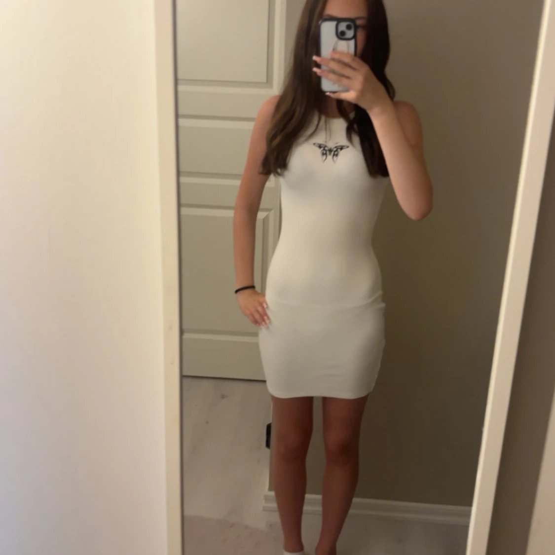 Vit tight ärmlös klänning med tryck