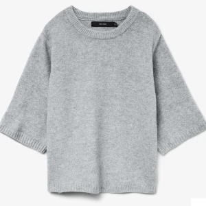 Grå stickad tröja från Vero Moda - Mjuk och enkel grå stickad tröja från Vero Moda med rund hals och trekvartsärm. Perfekt för lager-på-lager och chill dagar. Tröjan har en loose passform och ribbade detaljer vid hals, ärmslut och nederkant. Endast använd en gång så i nyskick, köpt för 350 . pris kan diskuteras 