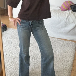 Vintage jeans - Vintage jeans köpta i Paris! Dom har låg midja och vida ben. Dock har dem också ett hål på rumpan men syns knappt när man står upp🤗