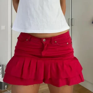Röd volangkjol med jeanslook - röd jeanskjol med jeansdetaljer och  tillsydda volanger. 