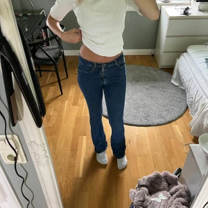 Low bootcut jeans  - Fina mörkblå low/Mid Rise bootcut jeans😍De har väldigt mycket stretch i sig. midja: 32cm, innerben: 80cm