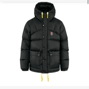 Svart dunjacka från Fjällräven - Helt ny, aldrig använt. Nypris 7499kr. Skriv vid några funderingar eller så!