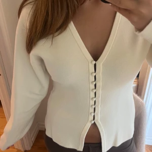 Vit v-ringad tröja/blus - Säljer denna fina tröjan från Gina!!                     Den är aldrig använd och har lappen kvar. Säljer den pga att den inte har kommit till användning, orginalpriset var 399!!                                         Skriv om ni undrar något💕