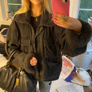 Snygg jacka - Så snygg jacka som är i jeans med pälsdetaljer ❣️❣️Perfekt till hösten! Använd men i superbra skick! 