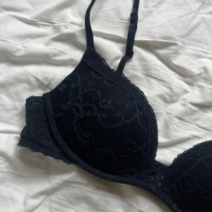 Intimissimi bh - Jättefin mörkblå push-up bh från Intimissimi💞 den ser lite svart ut på bilderna men den är mörkblå🫶🏼Tyvärr så är lappen med storleken borttagen men skulle gissa på att det är en 70-75 A/B😊 