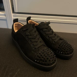 Svarta skor från christian louboutin - Stilrena Louboutin med den klassiska röda sulan på undersidan, skorna är använda mellan 1-2 gånger men är som helt nya, skorna är storlek 39 men passar även storlek 40, vid intresse eller mer frågor hör av er!🤩