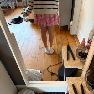 Supersöt rosa kjol!! - Säljer min supersöta rosa kjol!! Nyskick!! Storlek 36 = S. Skriv gärna om du har frågor!!🌸