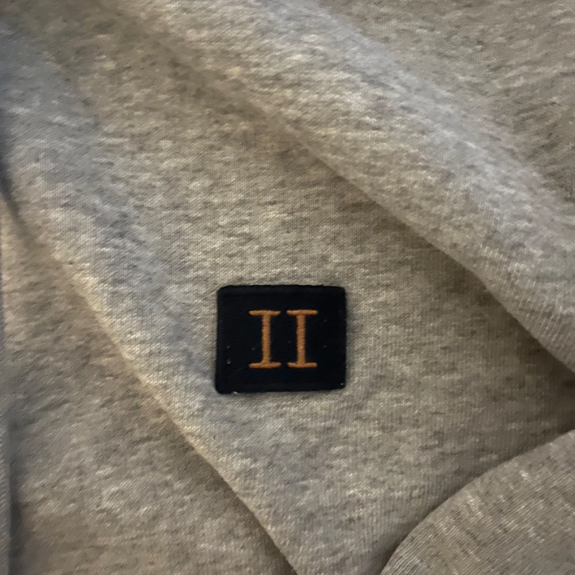 Grå hoodie från Les Deux - 1