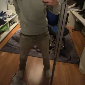 Grå jeans från Replay - Snygga grå jeans från Replay med klassisk femficksdesign och normal passform. Jeansen har dragkedjegylf och är tillverkade i ett mjukt denimtyg som ger en bekväm känsla. Perfekta för dig som gillar stilrena och enkla byxor. skriv för fler bilder