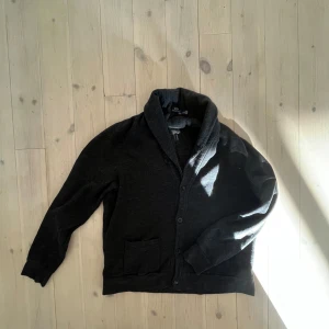 Cardigan från Polo Ralph Lauren - Mörkgrå cardigan från Polo Ralph Lauren 
