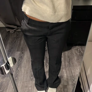 Vera Tall kostymbyxor BikBok - Knappt använda, low waist långa byxor ❤️innerbenlängden:88cm