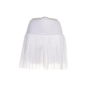 Vit tenniskjol från Zenli - Superfräsch vit tenniskjol från Zenli med plisserad design och bred midjeresår. Kjolen är gjord i 100% polyester och har en sportig vibe, perfekt för tennis eller andra aktiviteter. Snygg och enkel att matcha med olika toppar.