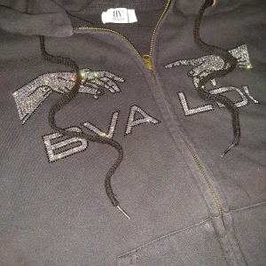 Svart hoodie från BVALDI med strass - Svart hoodie från BVALDI med dragkedja och huva. Alla diamanter finns på!!!!