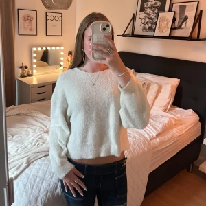 Vit stickad tröja! - Superfin, knappt använd, inga defekter! Stl L men är väldigt liten i storleken så passar xs! Hör av dig vid frågor eller fler bilder💗
