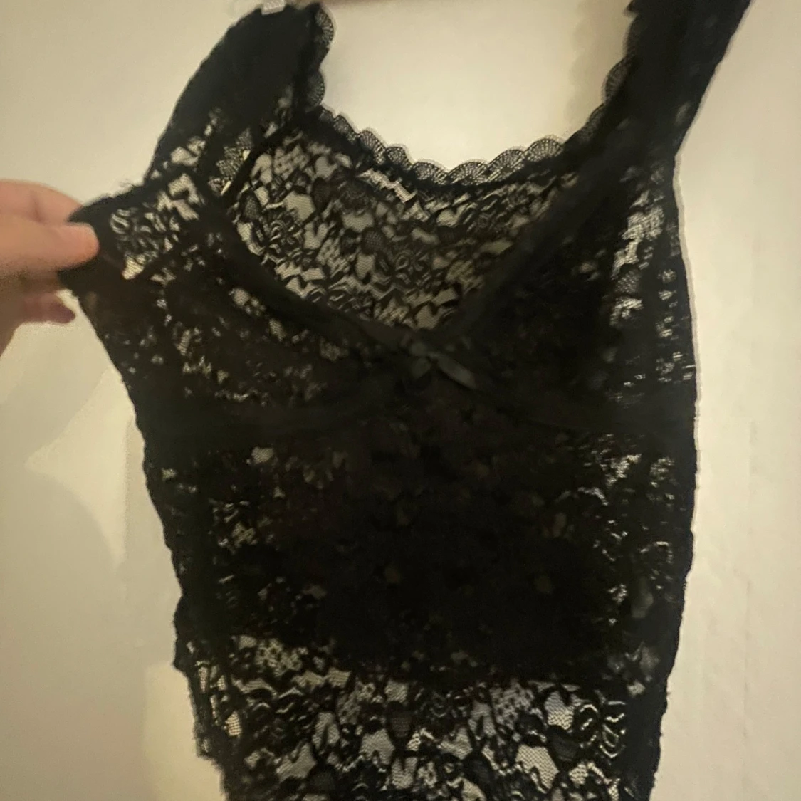 Super snygg Svart spetsig linnetopp med rosett - 3