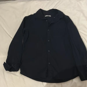 Mörkblå linneskjorta med knappar - Stilren linne skjorta, strl 152. Använd 1 gång.