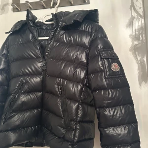 Moncler jacka dam - Jackan är i bra skick bara använd fåtal gånger, den är äkta. Vid snabb affär kan priset diskuteras.  Vill få den såld så snabbt som möjligt 
