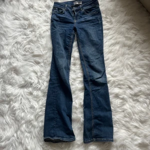 Blå lowwaist bootcut jeans från Zara, stl 34 - Snygga blå jeans från Zara i klassisk bootcut-modell. Jeansen har fem fickor, normal passform och är tillverkade i mjukt denimtyg. Perfekta för dig som gillar en tidlös look med lite utsvängda ben.