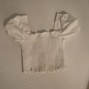 Vit blus  - Supersöt vit blus. Den är från Glamorous i storlek 34.