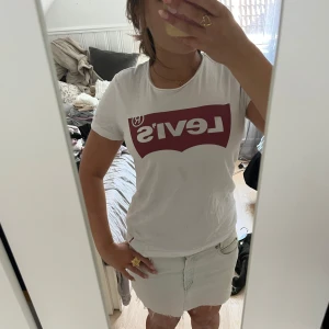 Vit Levi's t-shirt med röd logga - Vit t-shirt från Levi's med klassisk röd logga framtill. 