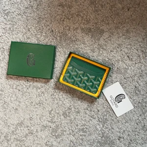 Grön korthållare  - Helt ny, alla tillbehör i bilden följer med