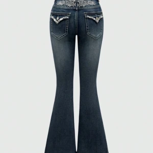 Blå bootcut jeans med broderi - Säljer dessa oanvända bootcut jeans från shein 💕nypris: 349 kr säljer för endast 50 kr!! Pris kan diskuteras 