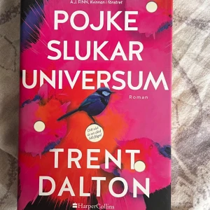 Pojke slukar universum - En gripande roman om 12-åriga Eli i 80-talets Brisbane, Australien. Med en trasig familj, farliga gäng och drömmar om att bli journalist, kämpar han för att hitta sin plats i världen. Perfekt för unga vuxna som gillar starka berättelser om hopp och mod.