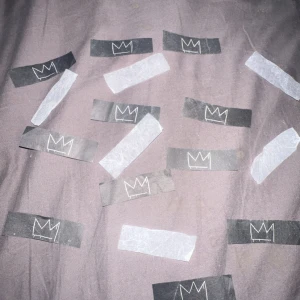  konfetti ifrån hov1s sista konsert - 12 styckna svarta konfettis med hov1 kronan på👑💘