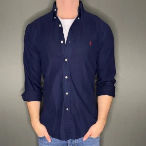 Ralph lauren skjorta - Hej säljer nu min fina Ralph lauren skjorta i storlek S. Den är i nyskick och kommer vara otroligt snygg nu i höst. Nypris cirka 1600kr! Vi kommer att sälja liknande produkter så glöm inte följa profilen!🌊🍾