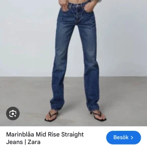 Mid rise jeans Zara - Snygga blå jeans från Zara med rak passform och midwaist. Jeansen har klassisk femficksdesign och är tillverkade i slitstarkt denimtyg. Lite ljusare tvätt irl än på bild. Dm för fler bilder 