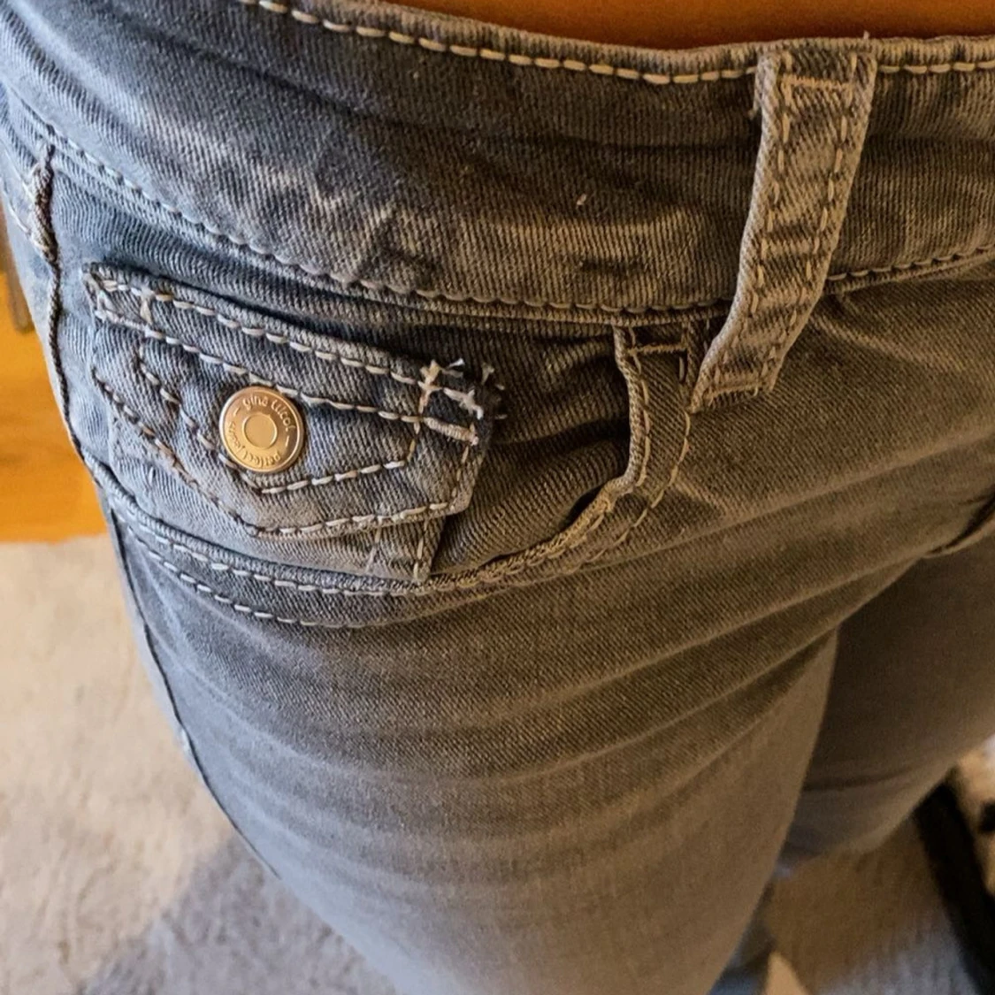 Grå bootcut jeans 