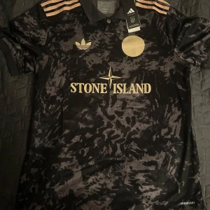 Ajax Fotbollströja - Säljer en Ajax special edition fotbollströja i storlek M som är helt ny med prislapp