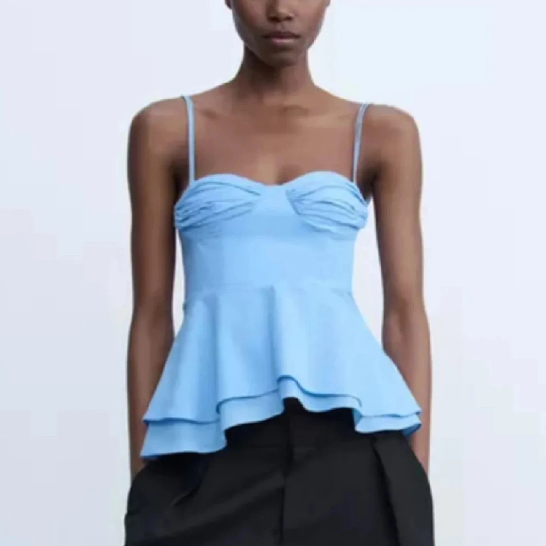 Ljusblå volangtopp med smala axelband