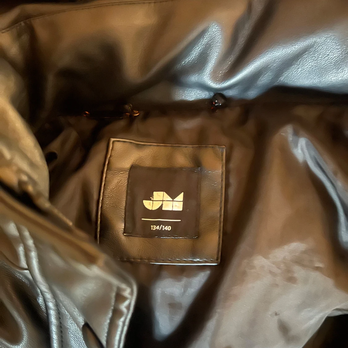 Svart pufferjacka i skinnimitation - 4