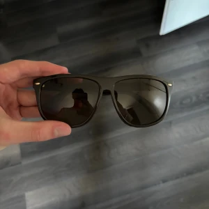 RayB@n Boyfriend liknande glasögon fr. Ravello - Tja säljer ett par RayB*n Boyfriend liknande solglasögon från Ravello. Dom är verkligen lika Boyfriend solglasögonen, ser knappt nån skillnad förutom märket då. Hör av er vid frågor👍🏻