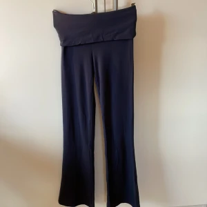 Marinblåa yogapants från Gina Tricot - Marinblåa yogapants från Gina tricot. Storlek XS. Bra skick och sparsamt använda.  Tvättas innan köp! Priset kan diskuteras😇