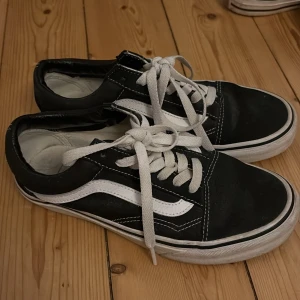 Vans - Använda enstaka gång. Ser ut som nya efter en tvätt. Säljer då dom är för små och ej används 